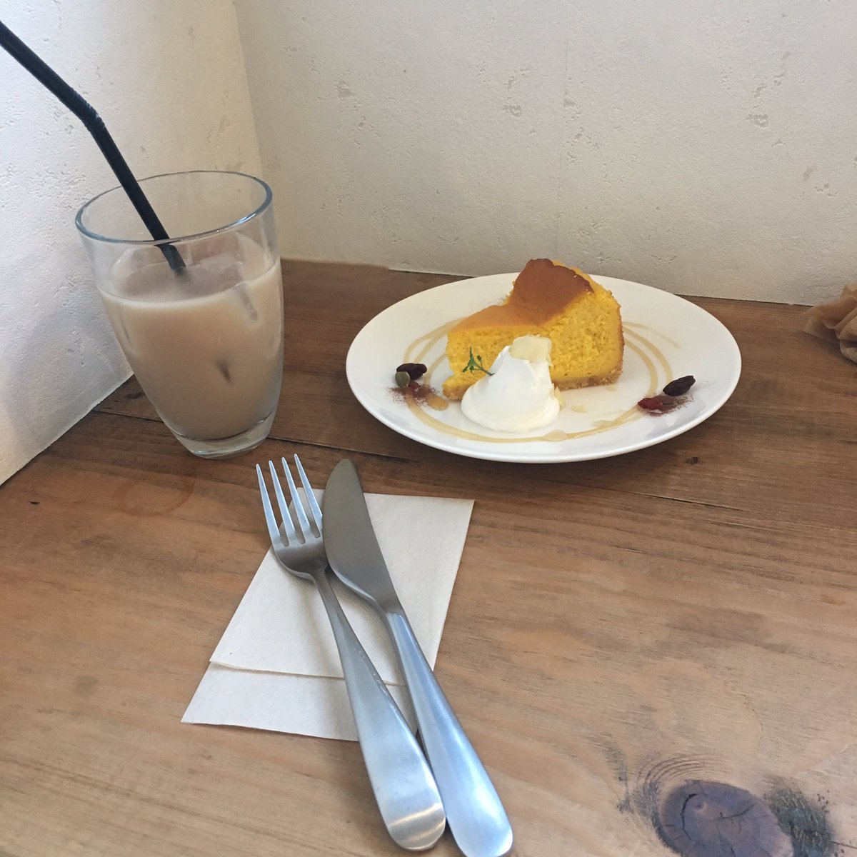 Yerin____'s tweet photo. 今日カフェへ行って来ました！
오늘 카페에 갔다왔어요！☕️🍰

#雰囲気良いと思った人RT
#雰囲気好きな人RT 
#カフェ巡り 
#韓国すきな人と繋がりたい 
#韓国好きな人RT https://t.co/uDYETnMZdo