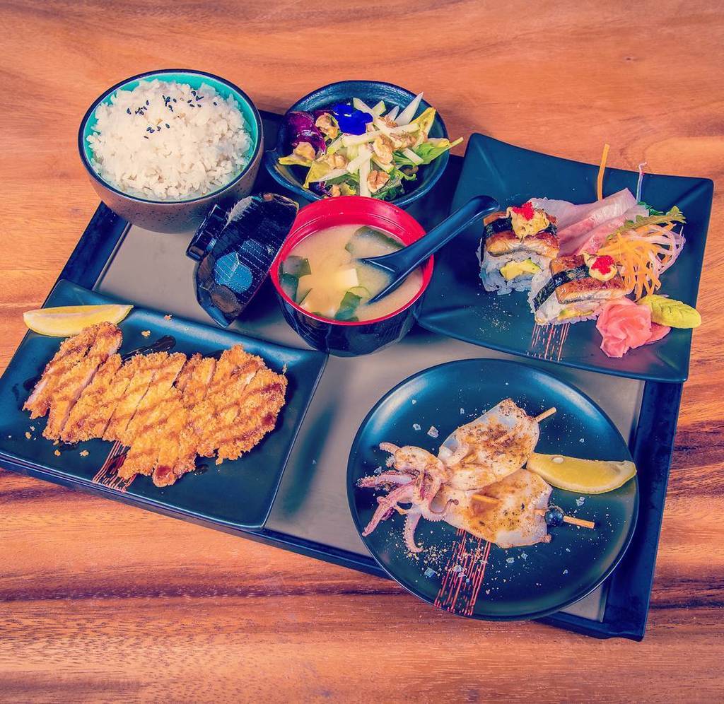 opporto's tweet image. De theaterbox; een proeverij van een aantal gerechtjes van de kaart. Bij uitstek goed te combineren met een bezoek aan theater of bioscoop #circustheater #lionking #pathescheveningen #hollandcasinoscheveningen #sharingiscaring ift.tt/2i6gGcr