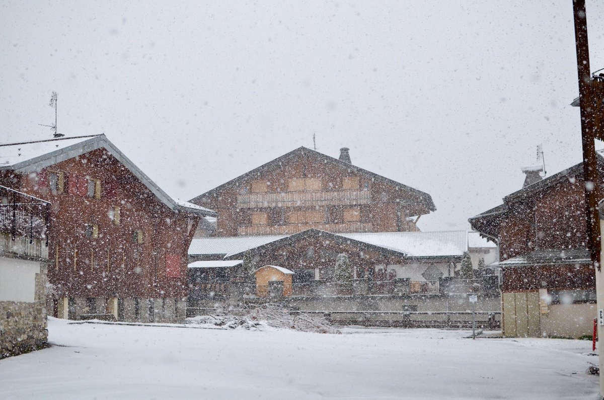 lesgetsnews's tweet photo. Après le Black Friday, voici le White Saturday 😍❄️ ! #madeinlesgets https://t.co/JkKbGV5o6v