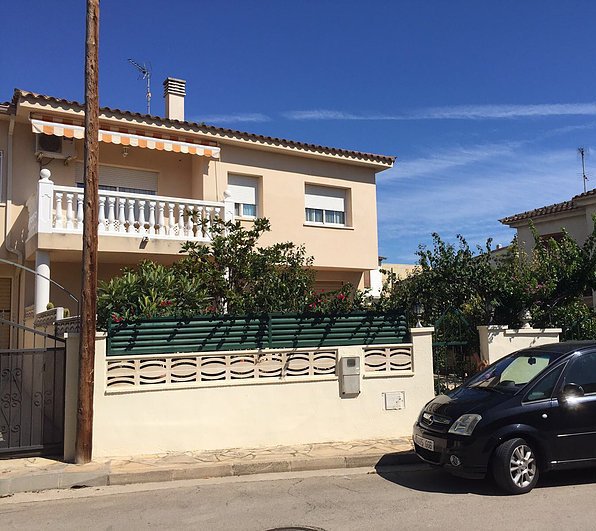 FinquesJC's tweet photo. En #Creixell, estupenda #casa adosada de 136 m2 en venta. Amplio salón comedor; Cocina equipada; 4 habitaciones, 3 de ellas dobles; 3 baños  completos; Balcón; Gran jardín privado de 172 m2; Garaje y trastero.
https://t.co/3RGpBZPp8x https://t.co/ki1Kkpsjvs