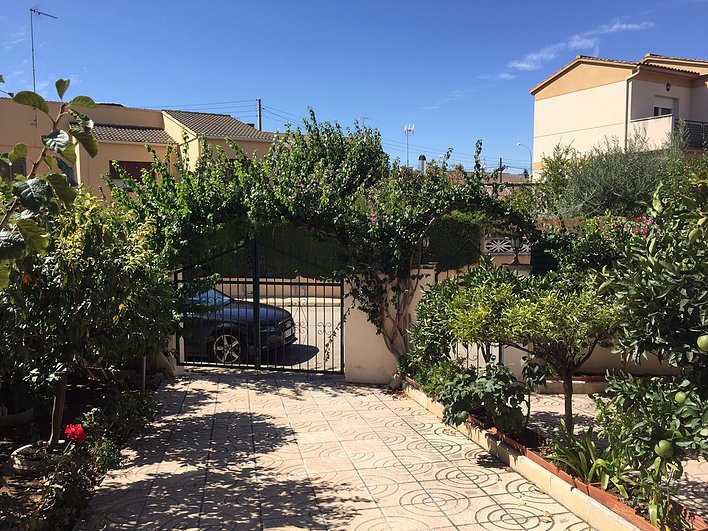 FinquesJC's tweet photo. En #Creixell, estupenda #casa adosada de 136 m2 en venta. Amplio salón comedor; Cocina equipada; 4 habitaciones, 3 de ellas dobles; 3 baños  completos; Balcón; Gran jardín privado de 172 m2; Garaje y trastero.
https://t.co/3RGpBZPp8x https://t.co/ki1Kkpsjvs