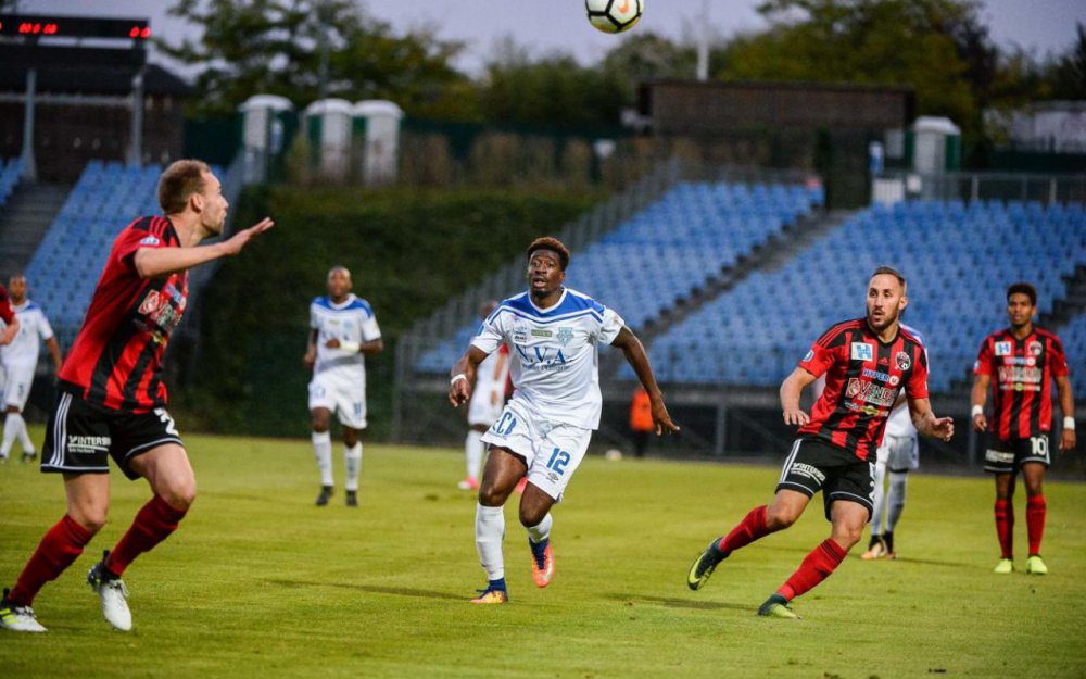 Entente_SSG's tweet photo. Retour sur le nouveau match nul de l'@Entente_SSG face à @socholet (1-1) ! Allez l'Entente ça va finir par payer ! ⚪️🔵 #ESSGSOC #TousEntente #EnsembleEcrivonsNotreHistoire 🔜 https://t.co/XDtYfdoXp5 https://t.co/gjxuD9rP1k