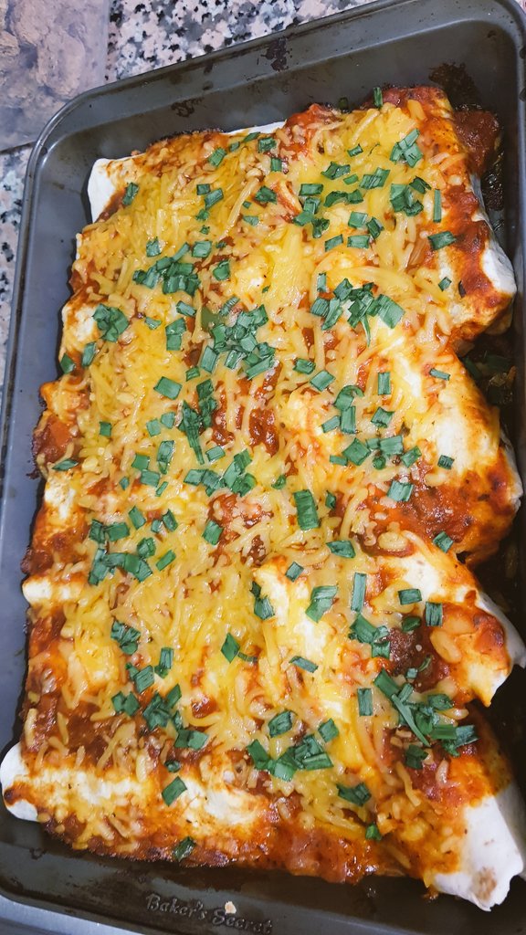 drewmeldoeslife's tweet photo. Because my Husband and I Day off! Chicken Enchiladas for Lunch today ๐ฉโ๐ณ๐ฏ #chickenenchiladas #enchiladas #tortillas #Lunchtime #qualityoverquantity #Foodies #FoodMattersLive2017 #foodphoto #mrschef #mrshildebrandtkitchendiary https://t.co/vMNcBPl2E8