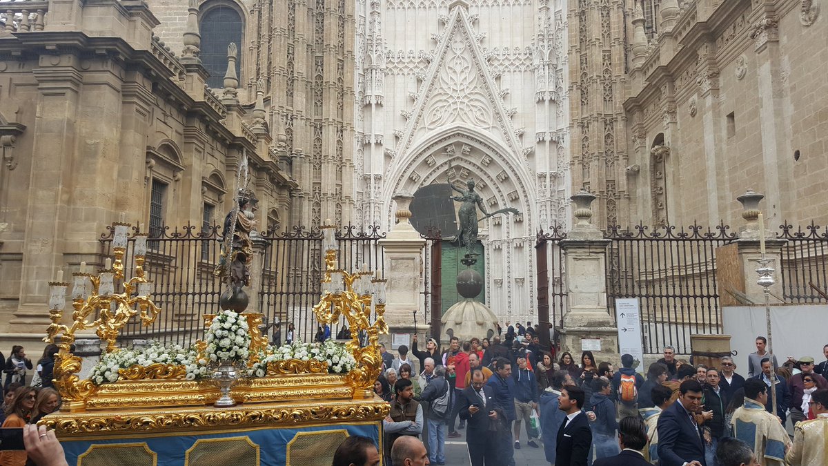 M_J_Fernandez's tweet photo. Traslado de la @puraylimpia del Postigo al convento de la Encarnación para sus cultos #Inmaculada17 @MP7ElCorreo @LaPasionCTV https://t.co/gKWxWEyZYP
