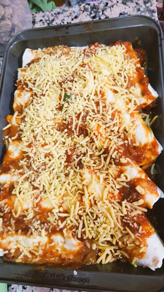 drewmeldoeslife's tweet photo. Because my Husband and I Day off! Chicken Enchiladas for Lunch today ๐ฉโ๐ณ๐ฏ #chickenenchiladas #enchiladas #tortillas #Lunchtime #qualityoverquantity #Foodies #FoodMattersLive2017 #foodphoto #mrschef #mrshildebrandtkitchendiary https://t.co/vMNcBPl2E8