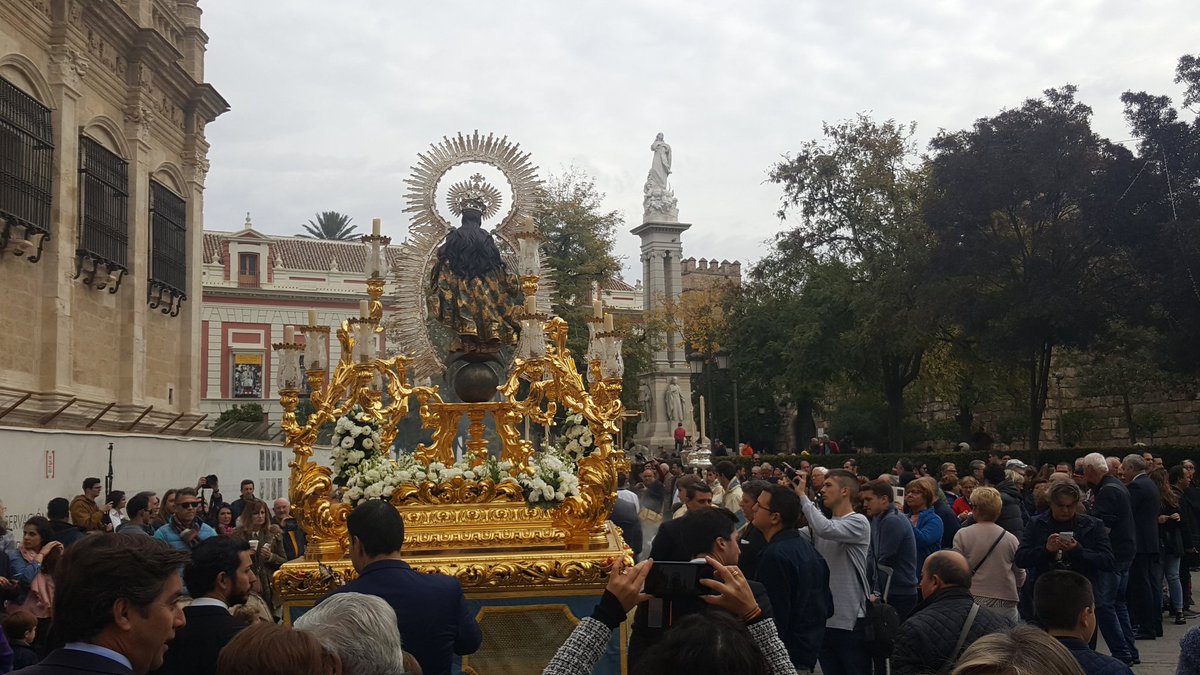 M_J_Fernandez's tweet photo. Traslado de la @puraylimpia del Postigo al convento de la Encarnación para sus cultos #Inmaculada17 @MP7ElCorreo @LaPasionCTV https://t.co/gKWxWEyZYP