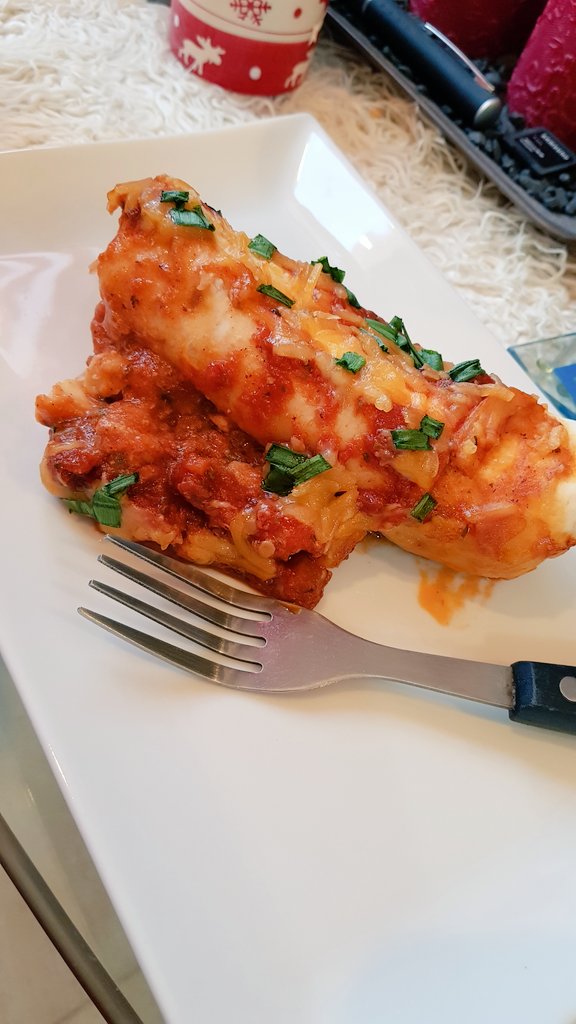 drewmeldoeslife's tweet photo. Because my Husband and I Day off! Chicken Enchiladas for Lunch today ๐ฉโ๐ณ๐ฏ #chickenenchiladas #enchiladas #tortillas #Lunchtime #qualityoverquantity #Foodies #FoodMattersLive2017 #foodphoto #mrschef #bonappetit #mrshildebrandtkitchendiary https://t.co/J193H5VM1x