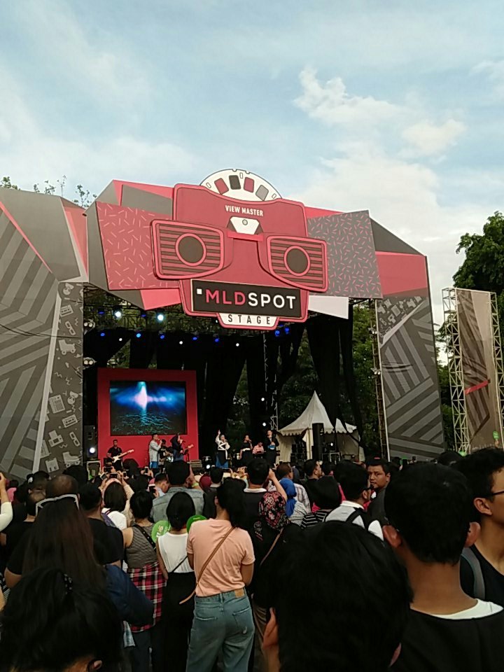 the90sfestival's tweet photo. Temani soremu dengan merdunya suara dari grup warna,  cuman ada di VIEW MASTER @MLDSPOT STAGE.  #the90sfestival 😊😊😊 https://t.co/DsMnZBhVeY