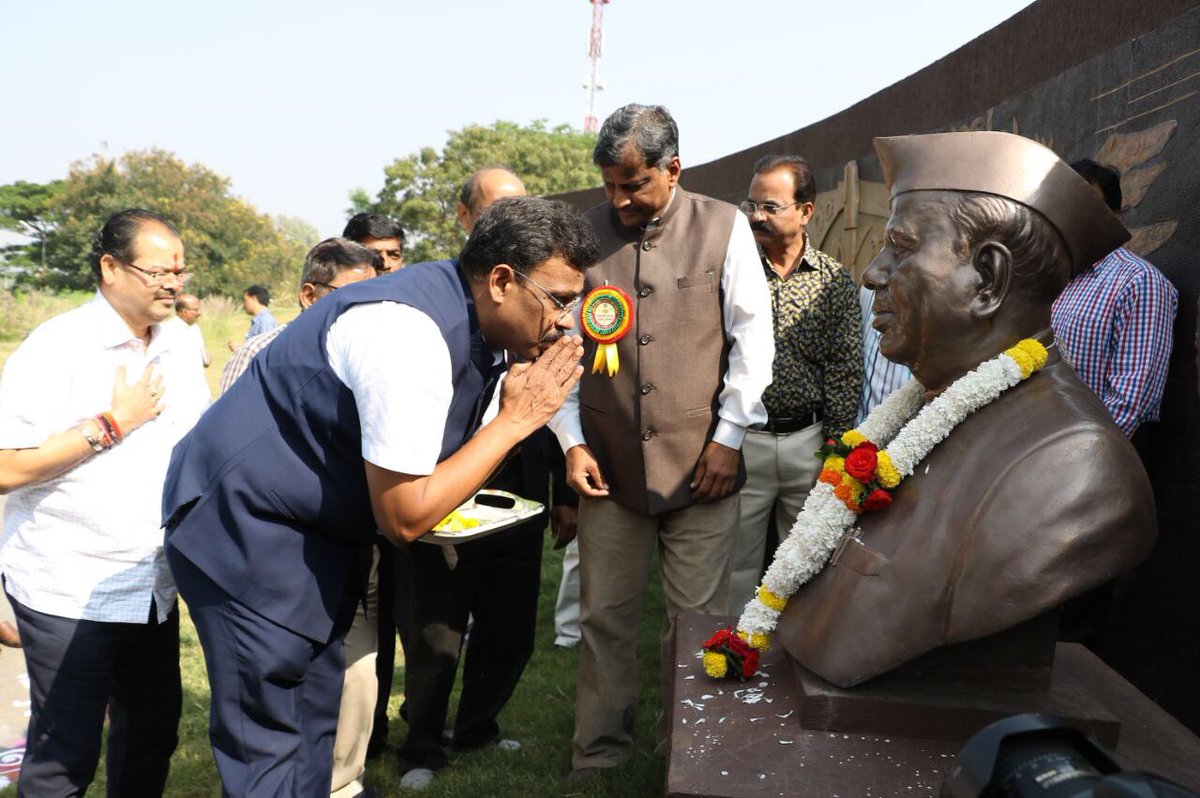 TawdeVinod's tweet photo. Paid my respects to the first CM of Maharashtra Yashwantrao Chavan at Nashik, remembering his legacy and leadership on his death anniversary. https://t.co/vgwIJX6DYn