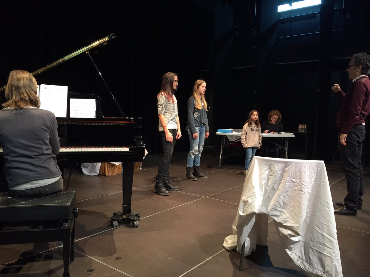 Kursaalmanresa's tweet photo. Aquest matí estem de #càsting al Kursaal! Escollim els protagonistes del projecte educatiu #FemOpera #elpetitescuraxemeneies #manresa https://t.co/UePIPWnJPF