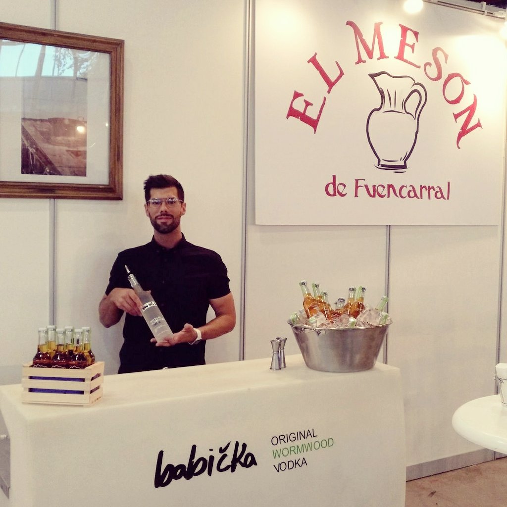 babickaiberica's tweet photo. Últimos dos dias en el rastrillo solidario @Nuevo_Futuro en El Mesón de Fuencarral 🎁 Disfruta de combinados premium Babička 🍹 y de la auténtica Premium Cider #Hoila 🍎🍏🍎 ¡Vive la Navidad con nosotros! 🎄
#MásQueUnRastrillo #AREYOUIN? https://t.co/22P3CJASs6 🍸 https://t.co/mu5TBY3luJ