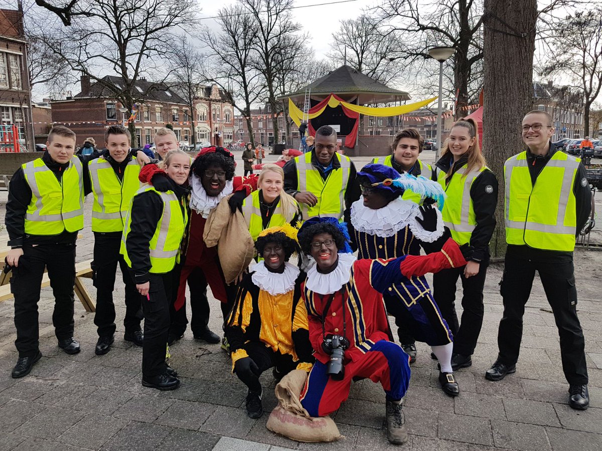 afluit2's tweet photo. Studenten HTV Deltion College klaar voor de intocht Sinterklaas Assendorp Zwolle. #deltion https://t.co/HyFLI0PcVu