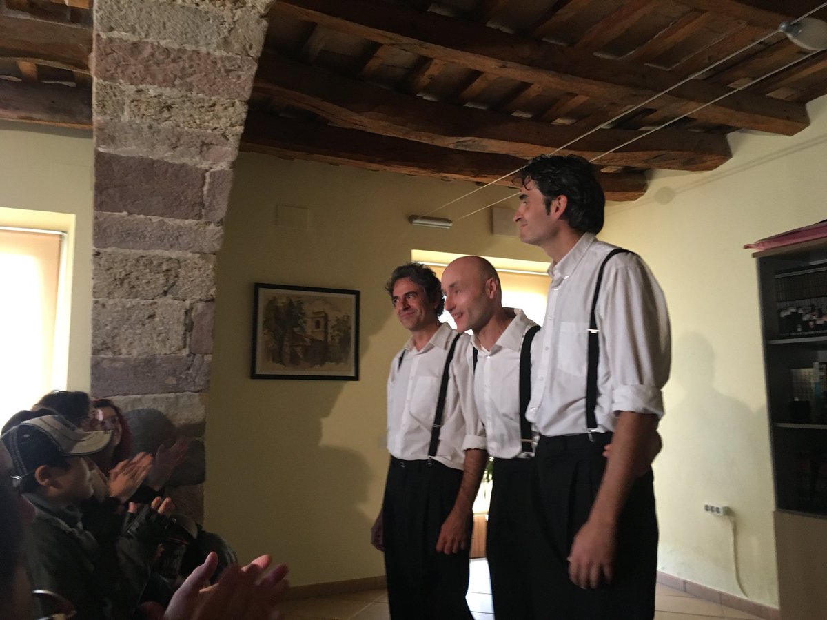 TeatresODA's tweet photo. L’enginy del microteatre de @PindolesFest amb #Eldetectiu i #LIncreïbleHomeBala omple Can Magarola de #lliçadevall de somriures aquest migdia d’@escenarisecret https://t.co/TlZJZoqtiT