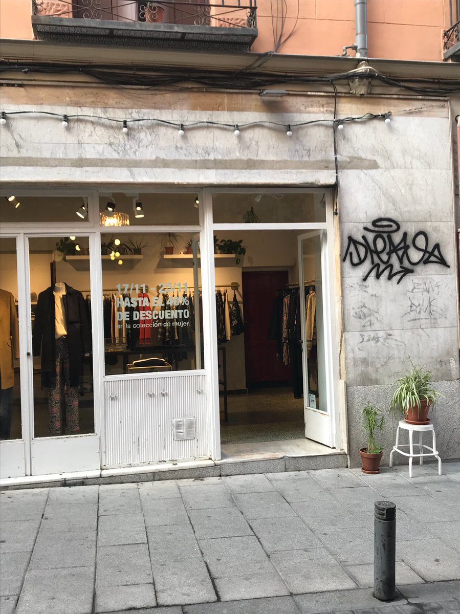 101MDECMADRID's tweet photo. Nuestra fachada está protegida pero nos han dejado esta maravilla, pedimos al @MADRID que por favor venga a limpiarlo cuanto antes, estamos en Pelayo 43 local izq. @Lineamadrid https://t.co/25L4Pd9AuS