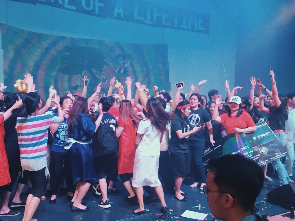 evezevangelista's tweet photo. Congratulations for our 3PEAT, CLUSTER B!!!! S/o to @madamoicel @janinepenguin  and all our baby bees for doing a really great job!! 💪🏻🐝💛✨

Up next, #B3Ectory!!!! 🍻🎉
#MEDWARDS2017 #TalesOfTheOrient https://t.co/oxodDzVAev
