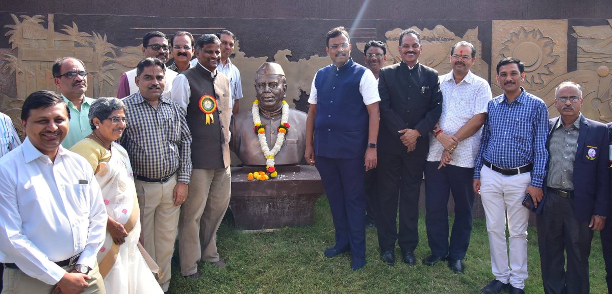 VcYcmou's tweet photo. श्री. तावडे यांचा विद्यापीठाच्या वतीने विद्यापीठाचे कुलगुरू प्रा. ई. वायुनंदन यांनी सन्मान केला. यावेळी त्यांच्या हस्ते यशवंतराव चव्हाण यांच्या पुतळ्यास पुष्पहार अर्पण करण्यात आले. https://t.co/ZI9XwOWaSt