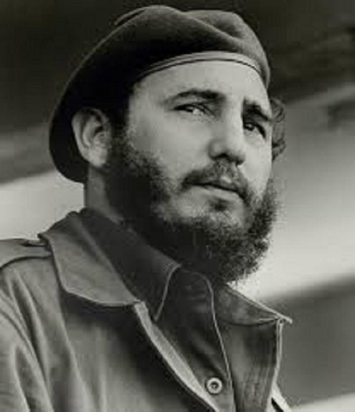 evoespueblo's tweet photo. Hace un año, el comandante Fidel, dejaba este mundo para empezar el camino a la inmortalidad. Padre de los más pobres y constructor de la paz social, hermano Fidel nos enseñó que la dignidad es el arma moral más poderosa para liberar a los pueblos del mundo. https://t.co/tMWJ7l1VBC