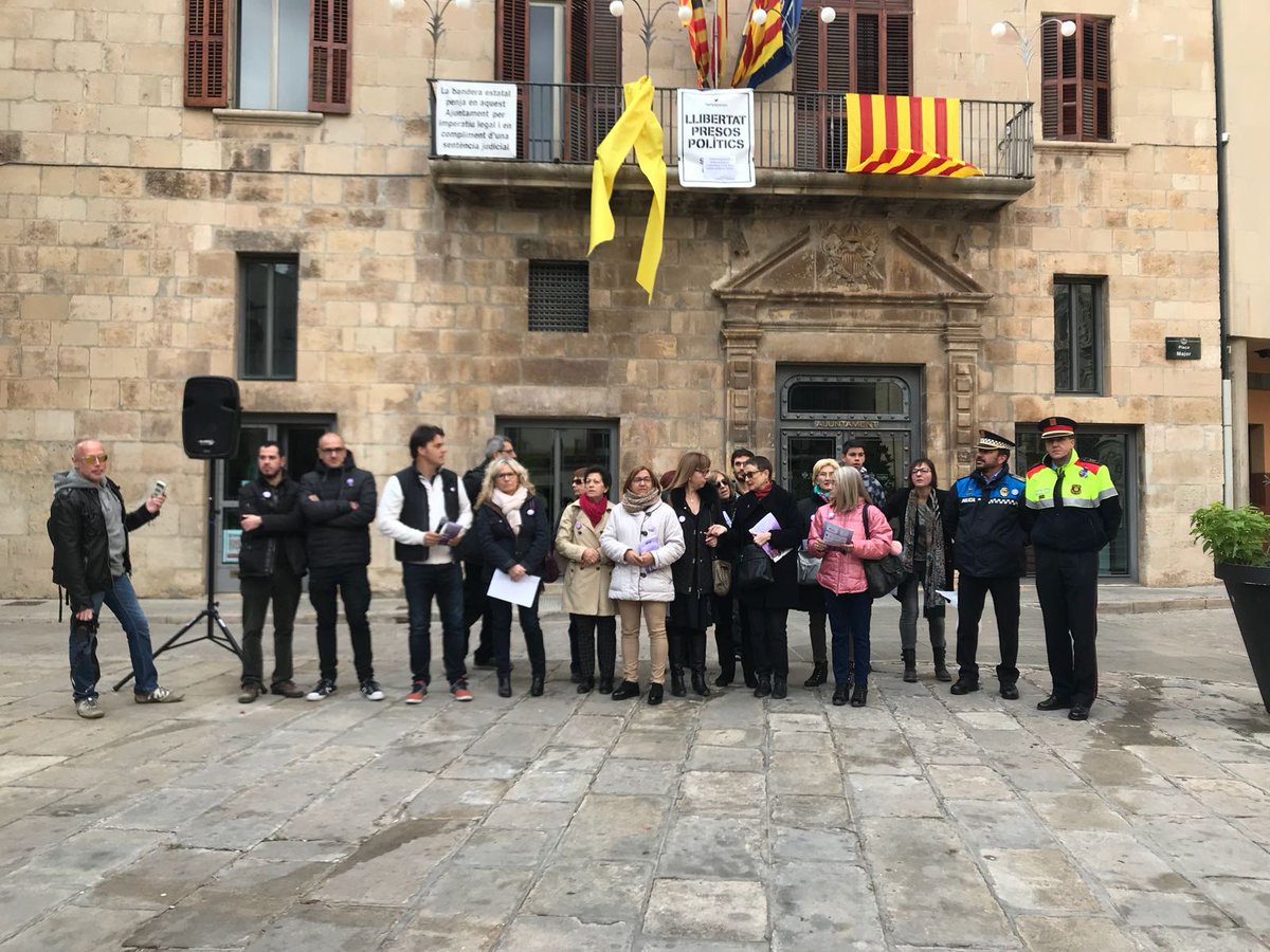 IgualtatTarrega's tweet photo. #DiguesProuNoEstàsSola Avui hem llegit el Manifest contra les violències contra les dones #25N #APADOC #FòrumFemenídOpinió #DonesVergedelPedregal #DonesLaGinesta #DonesArrel #SiguesSúperIgual https://t.co/fvbPRk7tZG