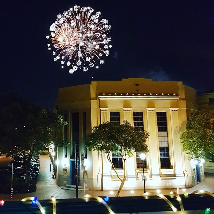 CarolForEnfield's tweet photo. @CityofPAE curtesy of Pemily Douglas great photos great fireworks excellent finale to twilight Christmas Parade thx PAEC https://t.co/YLeUboSSXJ
