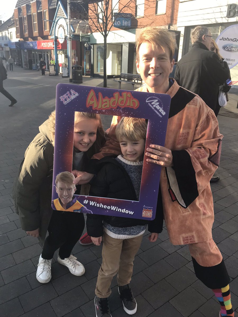 khill97100978's tweet photo. @MarinaTheatre1 #wisheewindow #Aladdin .....look who we bumped into today in Lowestoft! Amazing! Can’t wait to see the Panto this year 😊🧞♂️ https://t.co/cuG6t18bUU