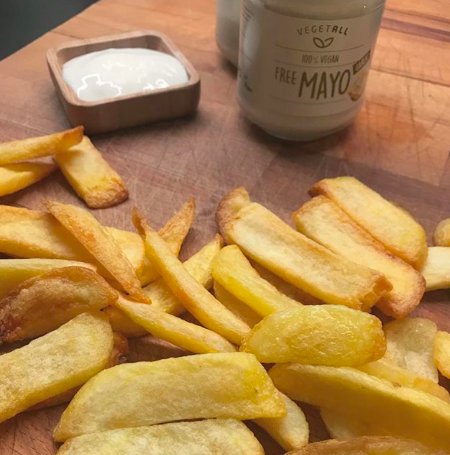 avrupa_gurme's tweet photo. Sarimsakli mayo ile firinda yagsiz patates kizartmasina kim hayir diyebilir?!
Mutlu pazarlar 🌈
..
#veganmayo #vegetall #veganistanbul #istanbulvegan #veganism #govegan #vegansofinstagram #vegansofig #plantbased #friedchips #friedpotatoes #sundayfood #sundayfunday #happyweekend https://t.co/yC1IJsMqV9