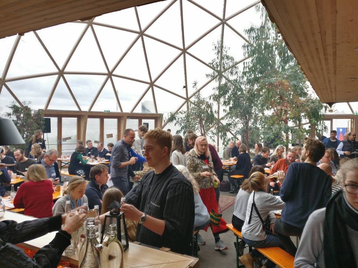 Moderne forsamlingshus med temaet 'bæredygtige byer'. Spændende oplæg fra bl.a. <a href="/Besenbacher2012/">Flemming Besenbacher</a> om produktionens rolle i og ansvar for cirkulær økonomi og rejsen mod zero carbon footprint 👣 @DACdotDK #SDGs #SUSINV