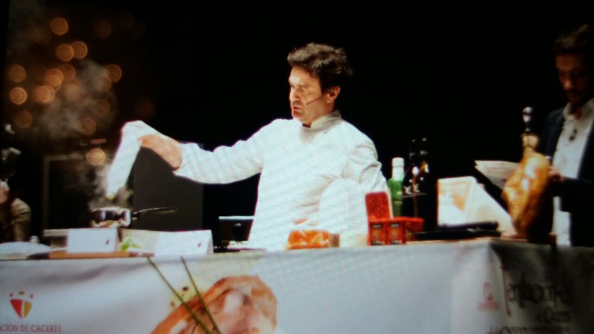 cocina_es's tweet photo. Turno para el showcooking del gran chef @Pepe_elBohio, que nos presenta una versión muy personal de la caldereta de cordero en #CCT17 @Turismo_DipCC https://t.co/9XZ7DHpfSG