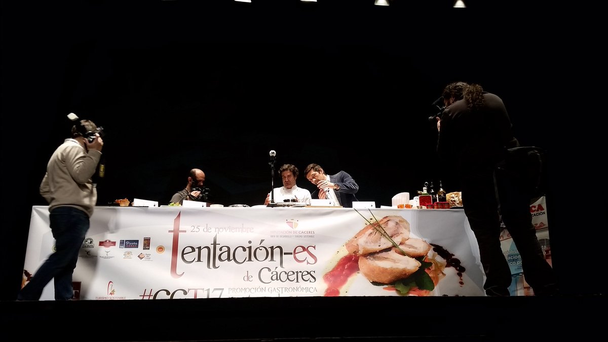 Turismo_DipCC's tweet photo. Comienza @Pepe_elBohio con sus elaboraciones en #CCT17 "Tentación-es de Cáceres" de @DiputacionCC https://t.co/BGYYlzeq61