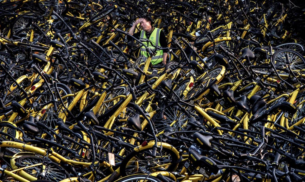 michaelryap's tweet image. 300,000 unsold Spectacles. Thousands of discarded bikeshare bicycles. Billions of emptied coffee pods. All thoughtfully designed but thoughtlessly thrown away. Designers play a key role in the waste we generate. We ought to discuss it.