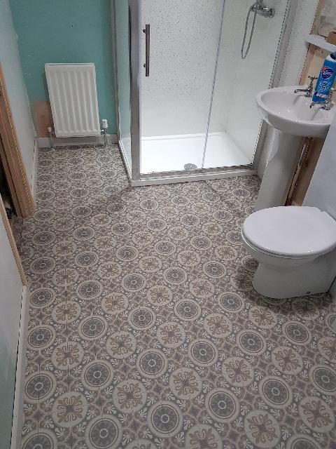 CarpetsCrosby's tweet photo. Love this retro look bathroom, what a statement it has made! @iLoveEveryStep baroque vinyl fitted on 6mm plywood, @FBallUK 500 micro coat and glued with f44 adhesive #retro https://t.co/CSVOJoo7f3