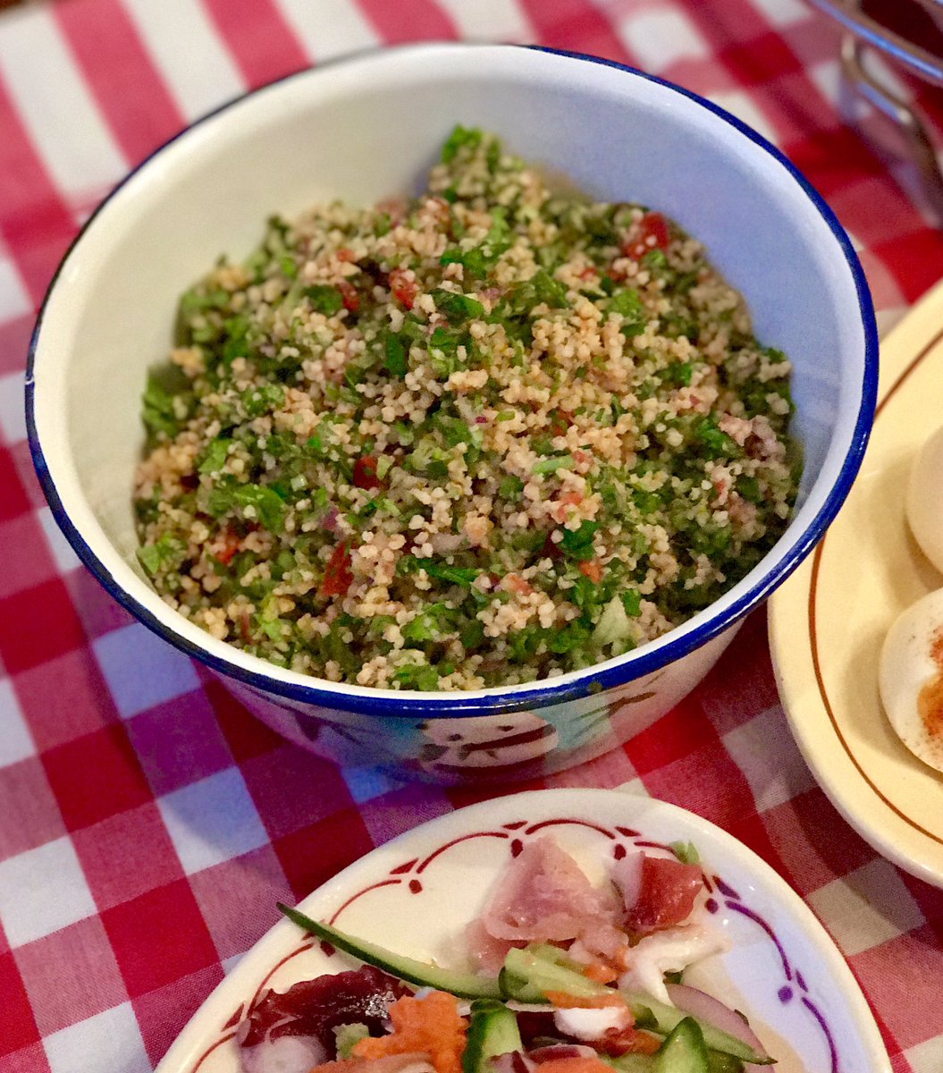 れしぴこ Auf Twitter クスクスのサラダ タブーレ タブーレはサラダである 香菜の大束 スペアミント 2パック 山盛りセロリの葉 胡瓜 赤玉ねぎ トマト クミンパウダーこれでもか がクスクスの二倍量入ってるので間違いなくサラダ 今日はサラサラ系トマト