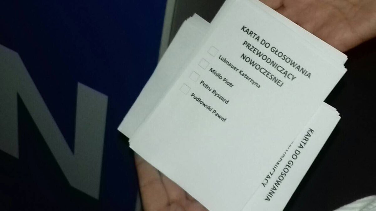 KO_sympatycy's tweet photo. Rozpoczyna się głosowanie na Przewodniczącego Nowoczesnej. Wybieramy pomiędzy @KLubnauer a @RyszardPetru #KonwencjaN #LepszaPolska https://t.co/QOOudBboDa