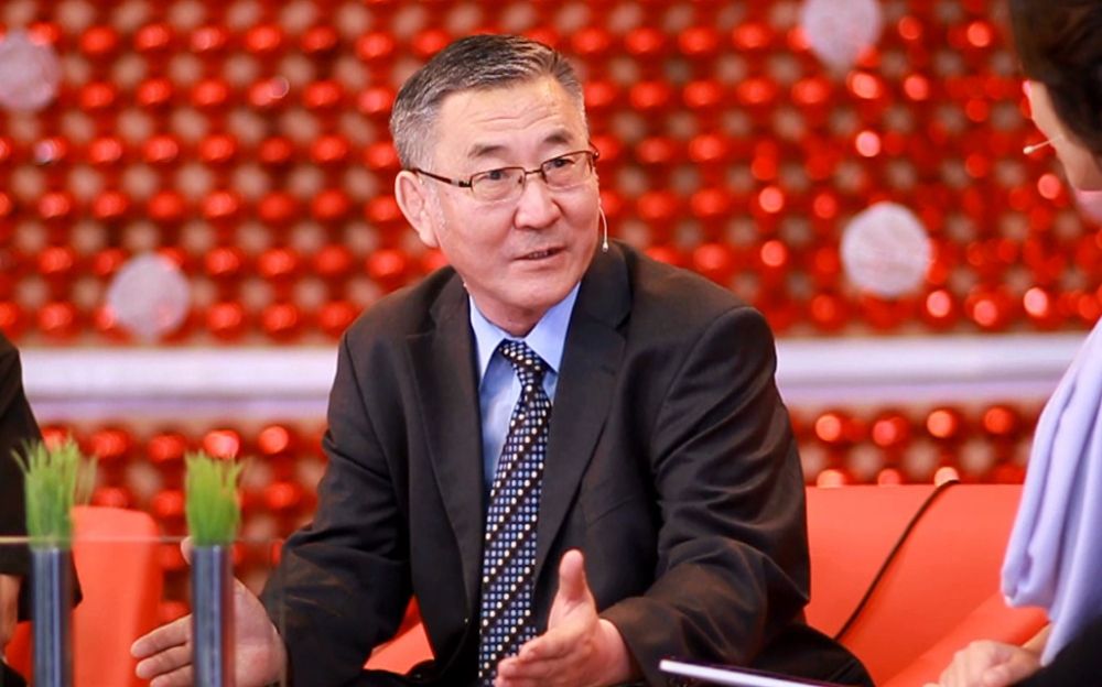 Монгол хэл, бичгээ дорд үзэх санаа байж болохгүй. Монгол хэл нь эртний, дэлхийн том хэлний нэг. Цагтаа Монгол хэл одоогийн Англи хэл шиг нөлөөтэй байж олон орныхон сурч эзэмшиж, Монгол бичгээр нь харилцаж байсан түүхтэй юм шүү /Ш.Чоймаа багш/