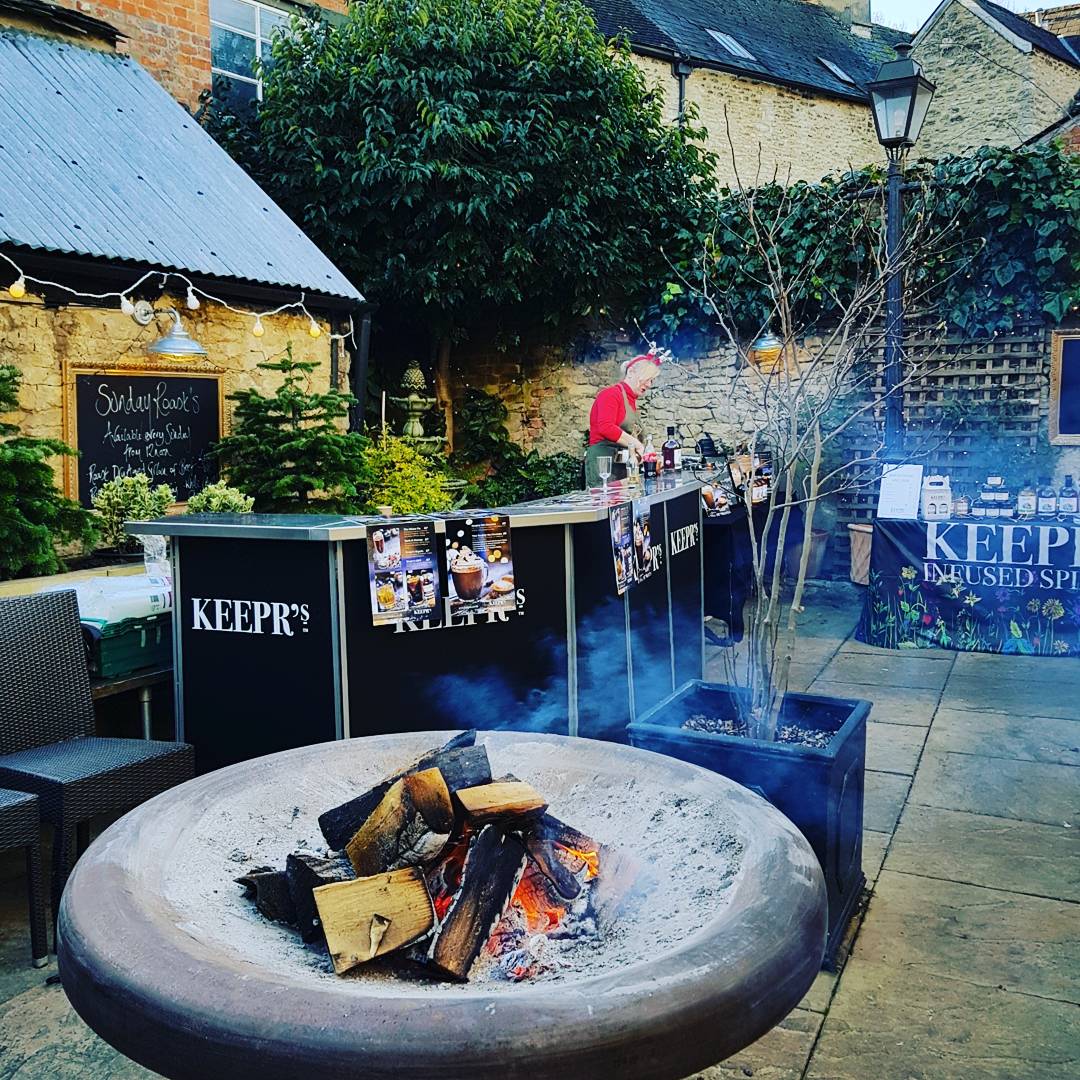 ArmsWoodstock's tweet photo. #festivefun #woodstockchristmasmarket #courtyardbar #hotchocolate #cocktails #naughtyhotchocolate #woodstock #christmas #keeprs #keeprsgin #servingallday https://t.co/r4IkZ5oJ2i