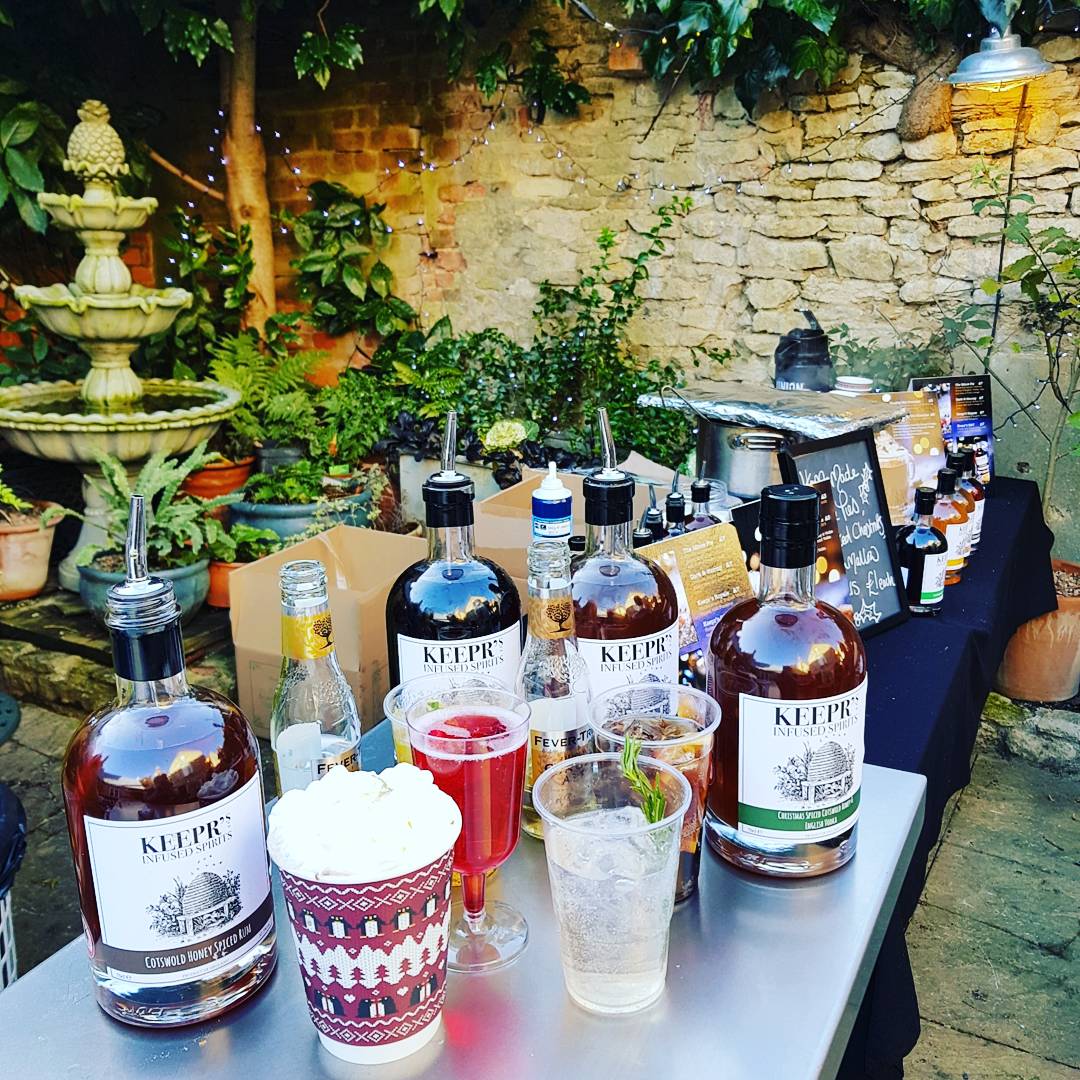 ArmsWoodstock's tweet photo. #festivefun #woodstockchristmasmarket #courtyardbar #hotchocolate #cocktails #naughtyhotchocolate #woodstock #christmas #keeprs #keeprsgin #servingallday https://t.co/r4IkZ5oJ2i