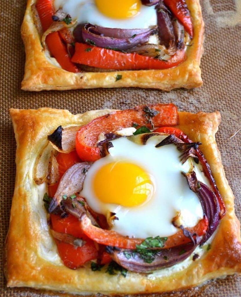 365gainz's tweet photo. Red Pepper and Baked Egg Galettes 😍 by @theviewfromgreatisland
.
Yield: serves 4
.
Ingredients

2 large or 4 small red bell peppers, cut into 1/2 inch strips
2 small onions, (red or white) halved and cut into 1/2 inch wedges
fresh sprigs of thyme, leaves removed
1 tsp cumin
… https://t.co/DEk1IkMA1H