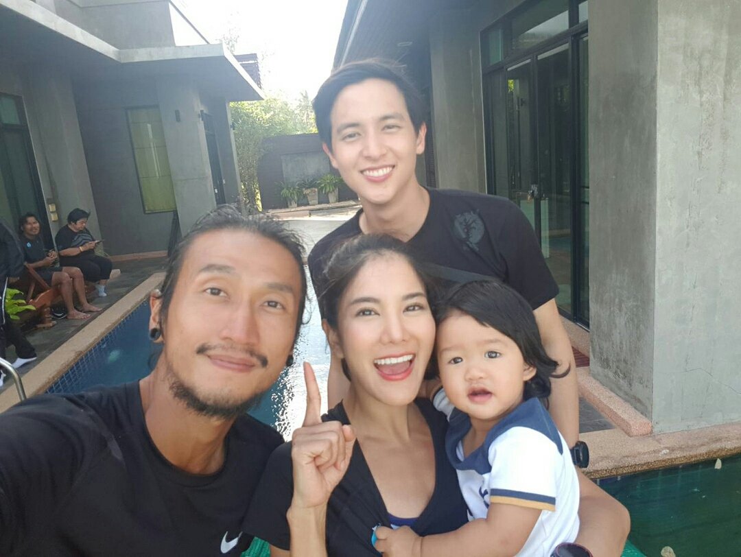 JamesjiStation's tweet photo. เจมส์ค่าาา 🙋😁 

~>> ดูออกมั้ยใครฟินสุด😬😬จุดนี้555 #ลูกสาวได้ถ่ายรูปกะซุปตาร์นาจา #katewinter #katewong #ก้าว #ก้าวคนละก้าว 
[repost: toon_summerday] #jirayu_jj #jamesjigallery #เจมส์จิ https://t.co/eBjnpS0GDl