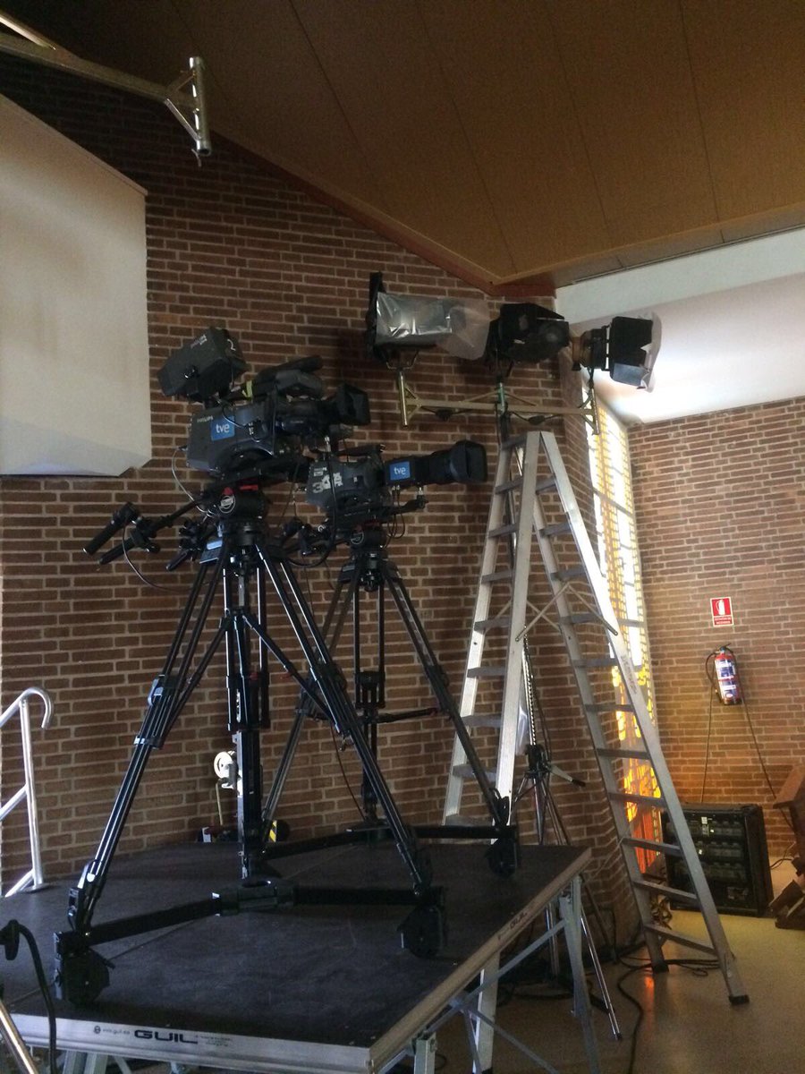 epsfernando's tweet photo. Últimos preparativos para la retransmisión de mañana, la Eucaristía de RTVE desde el Colegio https://t.co/qeb11aAzM6