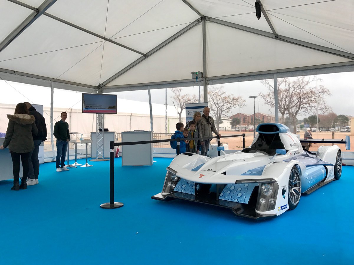 energy_observer's tweet photo. 🏎️#EOnshore 🏎️Si vous ne l’avez pas encore vue, venez découvrir la GreenGT H2 sur le village de @laseynesurmer. C’est le premier prototype de compétition électrique-#hydrogène dans le monde. #FutureIsNow #FutureIsClean @GreenGTOfficiel https://t.co/xcROuI7xTg