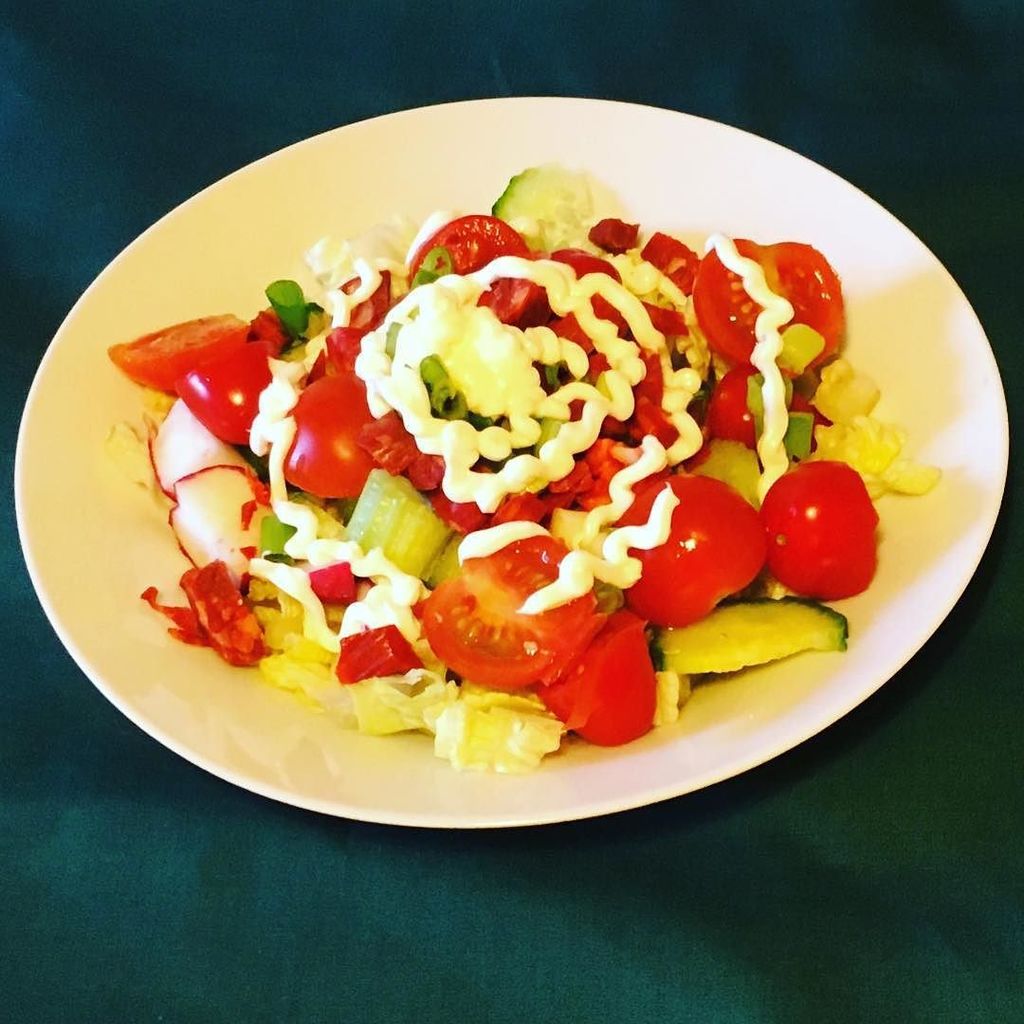 xxXGemyraXxx's tweet photo. Something simple for lunch. Chorizo salad.
#hhyprogram #yt #ytshred #tasty #yummy #salad #healthyfood #healthylifestyle #health #cleaneating #follow #twitter https://t.co/q1sMqMGcJA https://t.co/GO5E6GmOs1