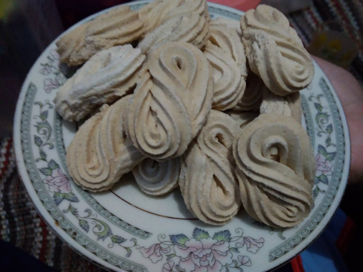 Semprit5674's tweet photo. Sambil minum teh enaknya makan semprit larut foery's nihh https://t.co/deQYYlSFmt