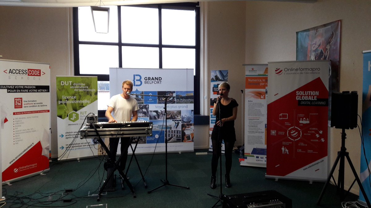AccessCodeOFP's tweet photo. #hackathonFIMU avant la dernière ligne droite et les pitchs, le groupe Soleil Rouge nous offre un très bel un intermède musical https://t.co/h7CdXFJT92
