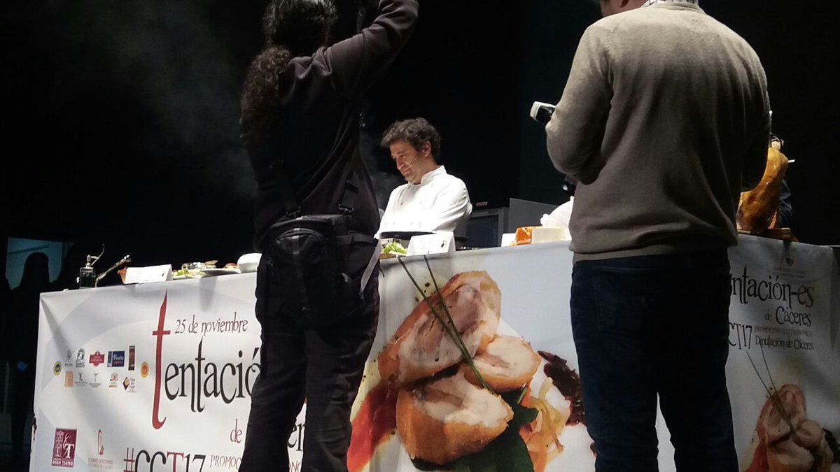 cocina_es's tweet photo. Para terminar un postre de gran aceptación, y todo un clásico de @elbohioillescas, un espectacular helado de queso, miel y manzana verde #CCT17 @Turismo_DipCC https://t.co/jkLkDAEeAN