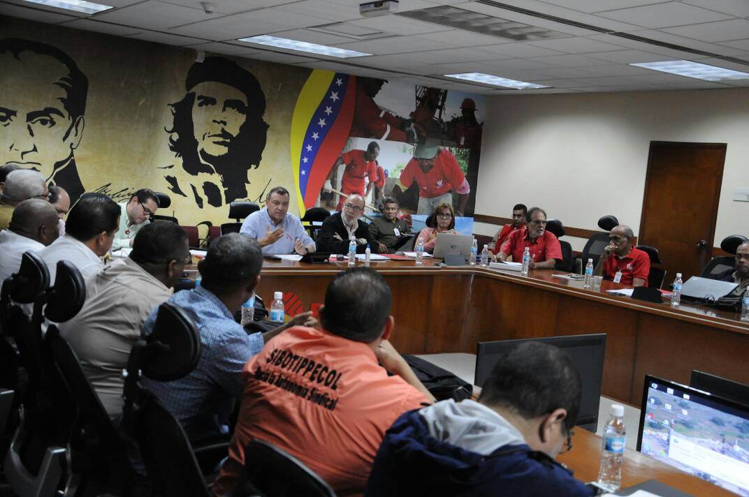 gabelorangel's tweet photo. #Ahora: Los sindicatos de la Costa Occidental,  exponiendo toda la problemática que presentan las distintas áreas de trabajo, siempre junto a nuestro líder sindical presidente de la @FUTPV @pdvsawillrangel 
@NMartinezVe @Nelson_PDVSA @delpinoeulogio  @NicolasMaduro @dcabellor https://t.co/73Mb5N4vbX