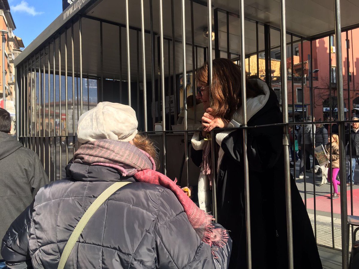 OmniumOsona's tweet photo. Aquest migdia la família del conseller empresonat Joaquim Forn ha participat de l'acció #unpobleempresonat. Diverses persones s'han acostat per donar-los tot el suport i escalf. #llibertatpresospolítics #Vic https://t.co/12xJ8tCVGD