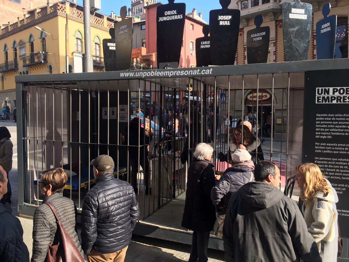 OmniumOsona's tweet photo. Aquest migdia la família del conseller empresonat Joaquim Forn ha participat de l'acció #unpobleempresonat. Diverses persones s'han acostat per donar-los tot el suport i escalf. #llibertatpresospolítics #Vic https://t.co/12xJ8tCVGD