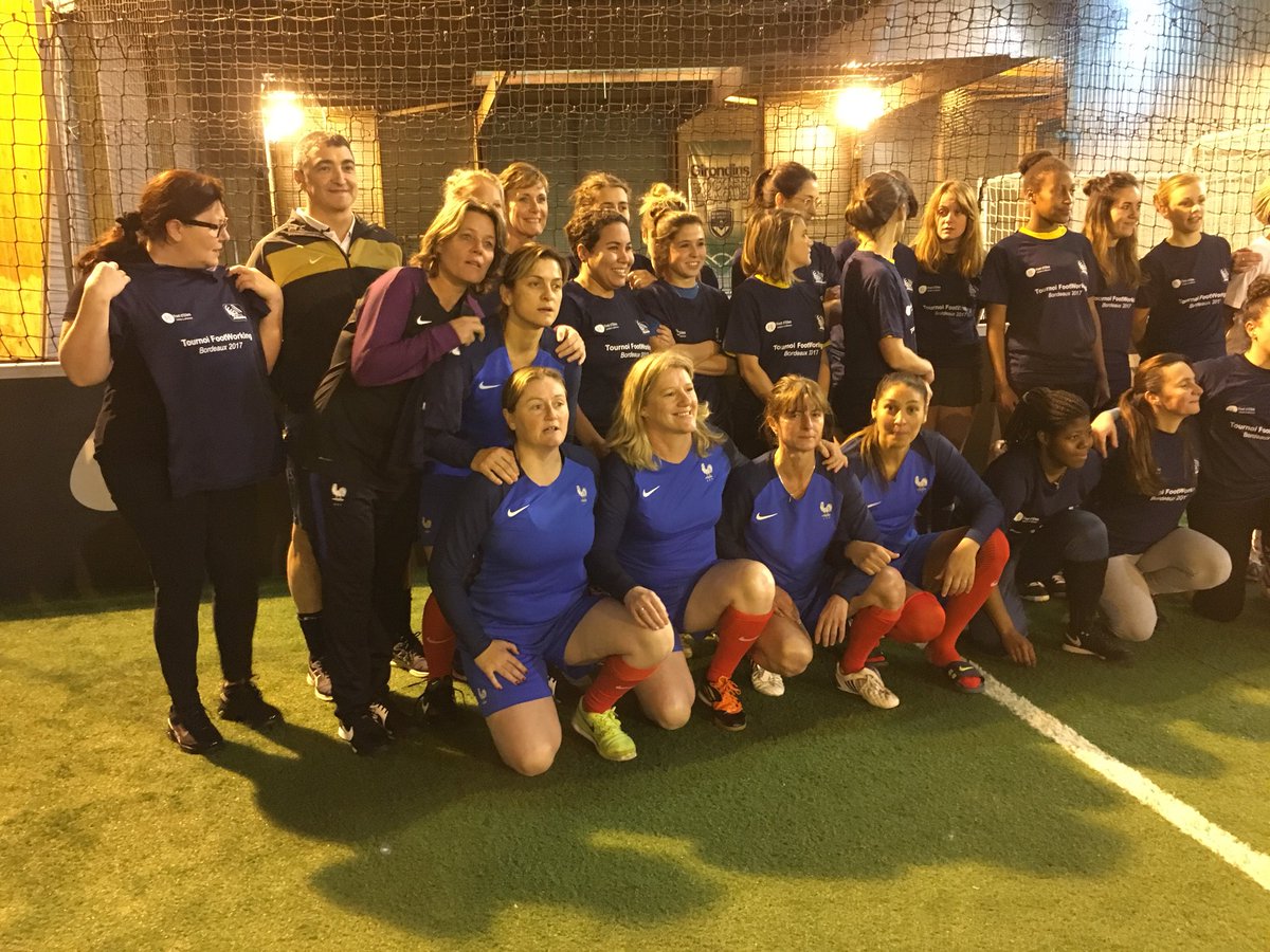 DominiqueCrochu's tweet photo. #Footworking 👉🏼 des équipes de #femmes d’entreprises, des internationales, des entrepreneures  @mariannegazeau de l’association @FootdElles ouvre le tournoi 👍🏼 c @FabBroucaret @JoseCervera_ @championsdudigi #mixité https://t.co/Lt9C1Jg52Z