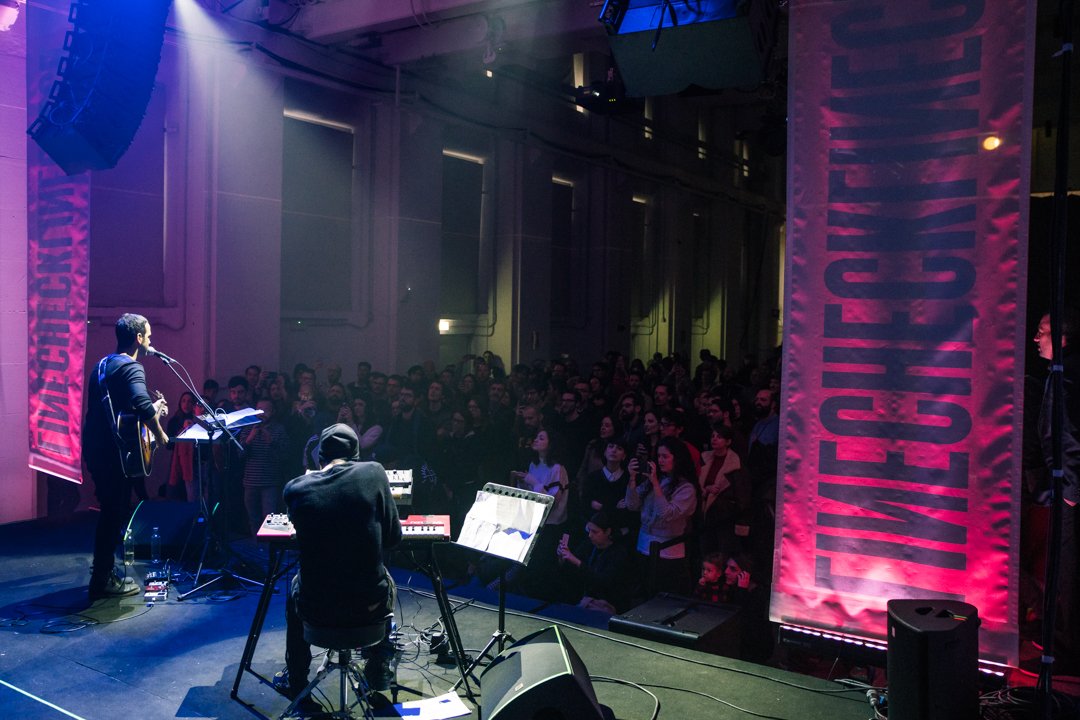linecheck_it's tweet photo. #Linecheck17 @base_milano, DAY 4: Il tributo di #Colapesce a #Battiato, tra chitarre soffici e moog che ricordano spiagge solitarie. #shapeyourfuture #milanomusicweek #battiato https://t.co/7B1PMVArTz