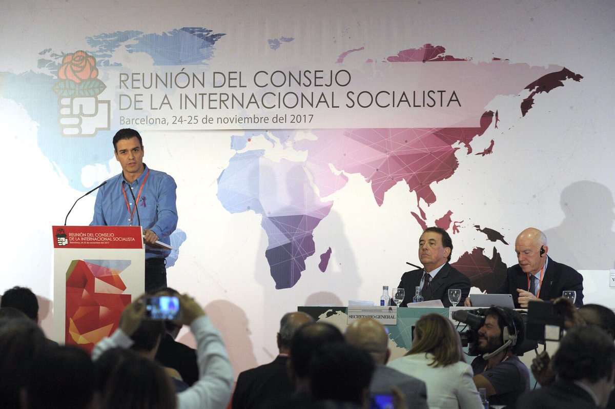 sanchezcastejon's tweet photo. La derecha ha reaccionado con enorme ceguera frente al desafío secesionista. Nosotros abrimos la puerta a la Constitución y la cerramos al independentismo, la abrimos a una nueva España autonómica y la cerramos a la recentralización que desean las élites políticas conservadoras. https://t.co/HXch2x36Rt