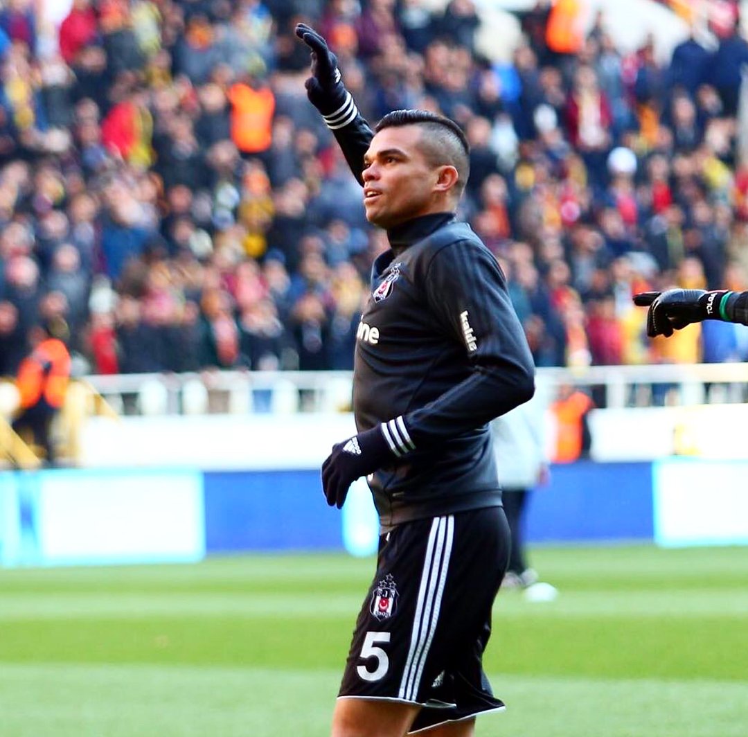 KeremP's tweet photo. Son Dakika|Isınma esnasında sakatlık geçiren Pepe ilk 11'den çıkarıldı Pepe,yerine Necip Uysal görev yapacak. #Besiktas #YF https://t.co/xGt1zQ1YCE